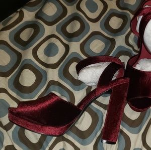 NIB Hidden Fashion velvet heels